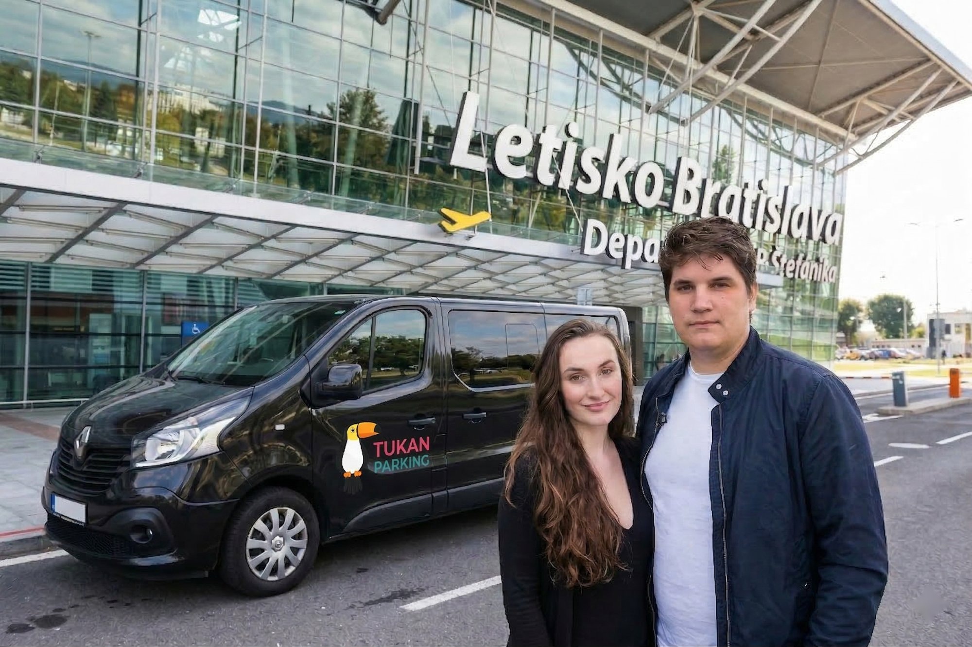 Patrik a Alexandra - zakladatelia Tukan Parking pred letiskom Bratislava